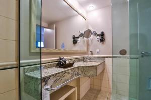 圣保罗Apartamento na Berrini próximo ao WTC的一间带水槽和镜子的浴室
