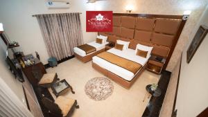 卡拉奇Orchid Inn by WI Hotels的享有酒店客房的顶部景致,设有2张床