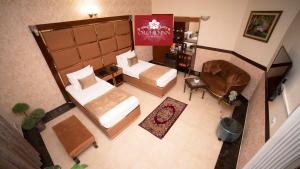 卡拉奇Orchid Inn by WI Hotels的享有酒店客房的顶部景致,设有一间卧室。