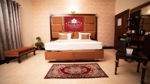 卡拉奇Orchid Inn by WI Hotels的一间卧室,卧室内配有一张大床