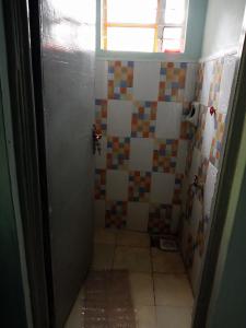 纳纽基Black gate的带淋浴的浴室,铺有瓷砖地板。