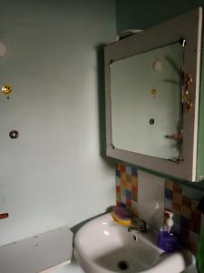 纳纽基Black gate的一间带水槽和镜子的浴室