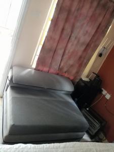 纳纽基Black gate的卧室内的一张床位,配有红色窗帘