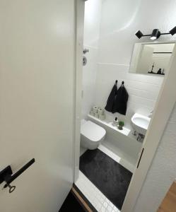 科隆Panorama-Perle mit 101 m² im Herzen von Köln的白色的浴室设有卫生间和水槽。