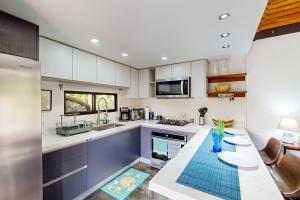 巴希利托Studio 54的厨房配有白色橱柜和蓝色台面