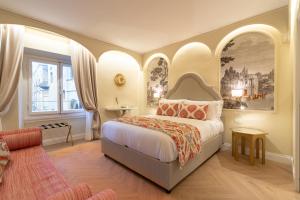 佛罗伦萨La Dimora del Mercante的卧室设有一张特大号床和拱形天花板