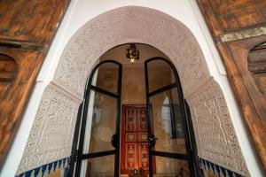 马拉喀什Riad Le Jardin de Lea, Suites & Spa的进入带门和镜子的房间的入口