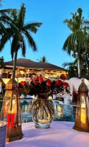马林迪非洲度假别墅酒店的游泳池畔桌子上的花瓶