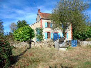 Saint-Julien-la-GenèteHoliday home in Saint-Julien-La-Genête的一座带蓝色窗户和石墙的房子