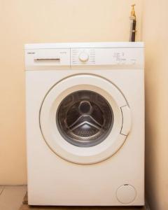 科托努Magnifique Appartement - Cotonou - Avotrou Apkapka的一间房间内的白色洗衣机