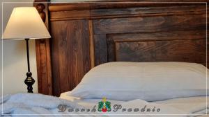 尼彻兹Dworek Prawdzic Niechorze的一张带木床头板的床,旁边是灯