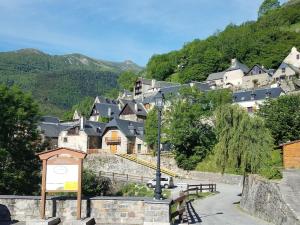 圣拉里苏朗La grange du hameau的山丘上的一个村庄,有房子和树木