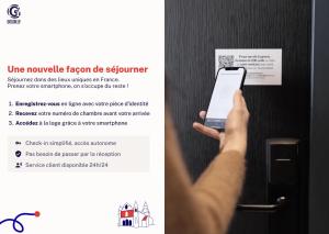 里摩日La Loge Gogaille - Préfecture - Accès autonome的把手机放在门前的人