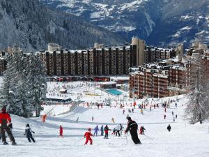 La Plagne TarentaiseAppartement Plagne Bellecôte, 2 pièces, 5 personnes - FR-1-181-1994的一群人沿着雪覆盖的滑雪场滑雪