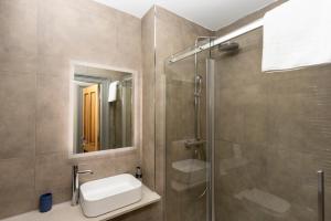 爱丁堡MONO Suites NEW TOWN的带淋浴、卫生间和盥洗盆的浴室