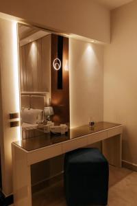 开罗Ramage Hotel & Resort的更衣室配有带镜子的书桌