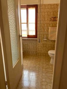 'Il vicolo' HOME的一间带卫生间和窗户的浴室