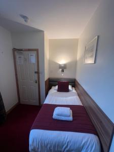 瑟索霍尔本酒店的酒店客房,配有一张带枕头的床