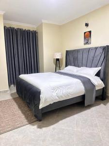 基塔莱Luxurious 2 bedroom penthouse-Fully Furnished at 360 Luxury的一间卧室配有一张大床和灰色床头板