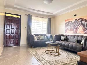 基塔莱Luxurious 2 bedroom penthouse-Fully Furnished的客厅配有沙发和桌子