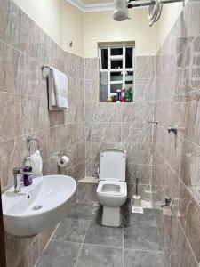 基塔莱Luxurious 2 bedroom penthouse-Fully Furnished at 360 Luxury的浴室配有白色卫生间和盥洗盆。