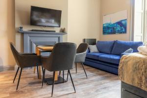爱丁堡MONO Suites NEW TOWN的客厅配有沙发和桌椅