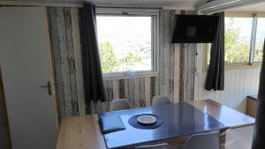 PontisBungalow/chalet (HLL) à Serre Ponçon, proche stations de ski的配有桌椅和电视的客房