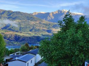 PontisBungalow/chalet (HLL) à Serre Ponçon, proche stations de ski的享有山脉美景,拥有房子和树