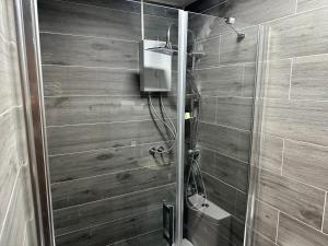 迪亚巴克尔Karga Butik Otel的带淋浴的浴室和木墙