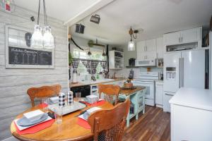 格林维尔House Near Bju, Furman, & Town的厨房配有桌椅和冰箱。