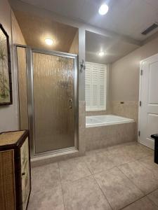 坦帕Tahitian Inn Boutique Hotel Tampa的带淋浴和浴缸的大浴室
