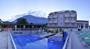 凯麦尔呃卡尔度假酒店的酒店设有一个山地游泳池,