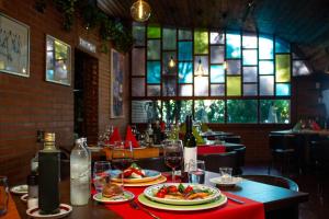 卢加诺科罗拉多酒店的餐厅设有一张桌子,上面放有食物和酒杯