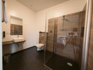 海拉沃斯酒店 的带淋浴、卫生间和盥洗盆的浴室