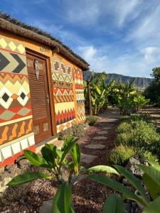 ArafoAfrikan Krisant Tenerife, Casa Rural Ecologica的旁边是一座色彩缤纷的建筑
