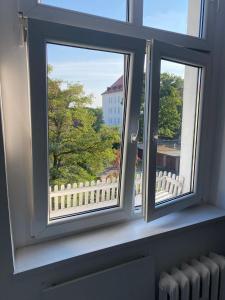 托伦Benny 3的窗户享有白色围栏的景致。