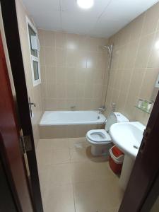 迪拜Marbella Holiday Homes - Al Nahda 2BHK的带浴缸、卫生间和盥洗盆的浴室