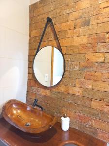 伊比科阿拉Recanto Cachoeiras de Ibicoara的一间带木制水槽和镜子的浴室