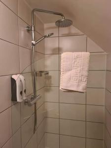 珀肖尔Woodlands 159的带淋浴和白色毛巾的浴室