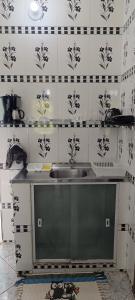 莫罗圣保罗Casa Goio Morro de São Paulo的厨房设有水槽和黑白瓷砖