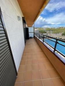 普拉加德阿罗Apartamento céntrico Playa de Aro con piscina.的海景阳台。