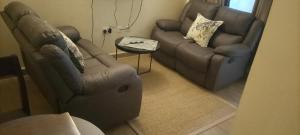NarokNyatana suite (Fully furnished apartments)的客厅配有沙发和椅子