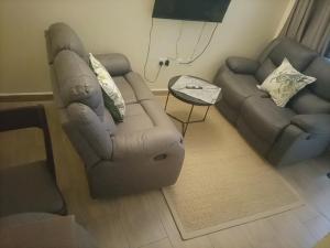 NarokNyatana suite (Fully furnished apartments)的带沙发和躺椅的客厅