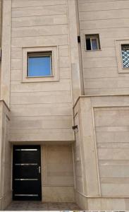 哈伊勒حائل النقره的一座建筑,上面有门和两个窗户