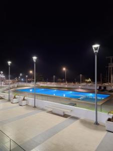 阿里卡ARICA SUNSET的夜间游泳池,灯光照亮