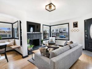 温哥华Picture Perfect Bungalow in the heart of DT Vancouver的带沙发和壁炉的客厅