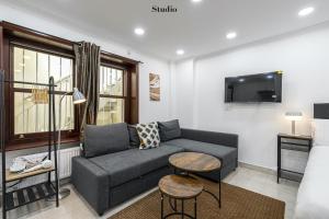 伦敦Stylish Apartment Kensington的带沙发和电视的客厅