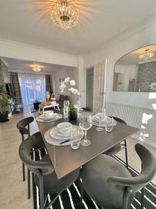 NorthfieldLuxurious family home in West Midlands的客厅配有餐桌和椅子