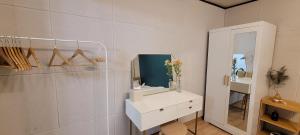 首尔Jung Stay 신정역 1분的一间带白色橱柜和镜子的浴室