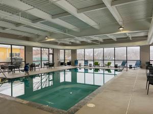 斯克兰顿蒙太奇山斯克兰顿汉普顿酒店的一座大游泳池,在建筑里拥有绿色的水